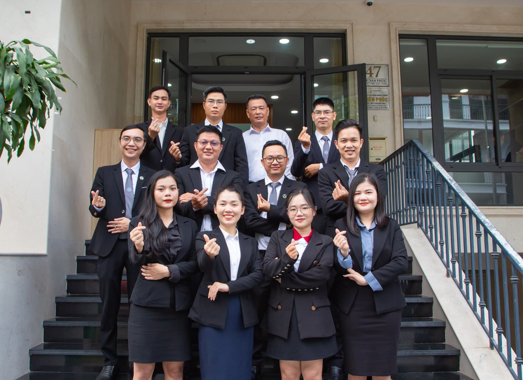 Luật sư cộng sự giàu kinh nghiệm